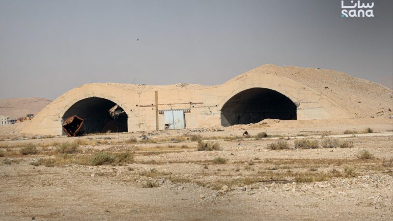 ملاجئ الطائرات المحصنة في مطار تدمر بحالتها الراهنة خلال جولة الهيئة العامة للطيران المدني لتقييم تحويل المطار إلى مدني — تصوير: سانا