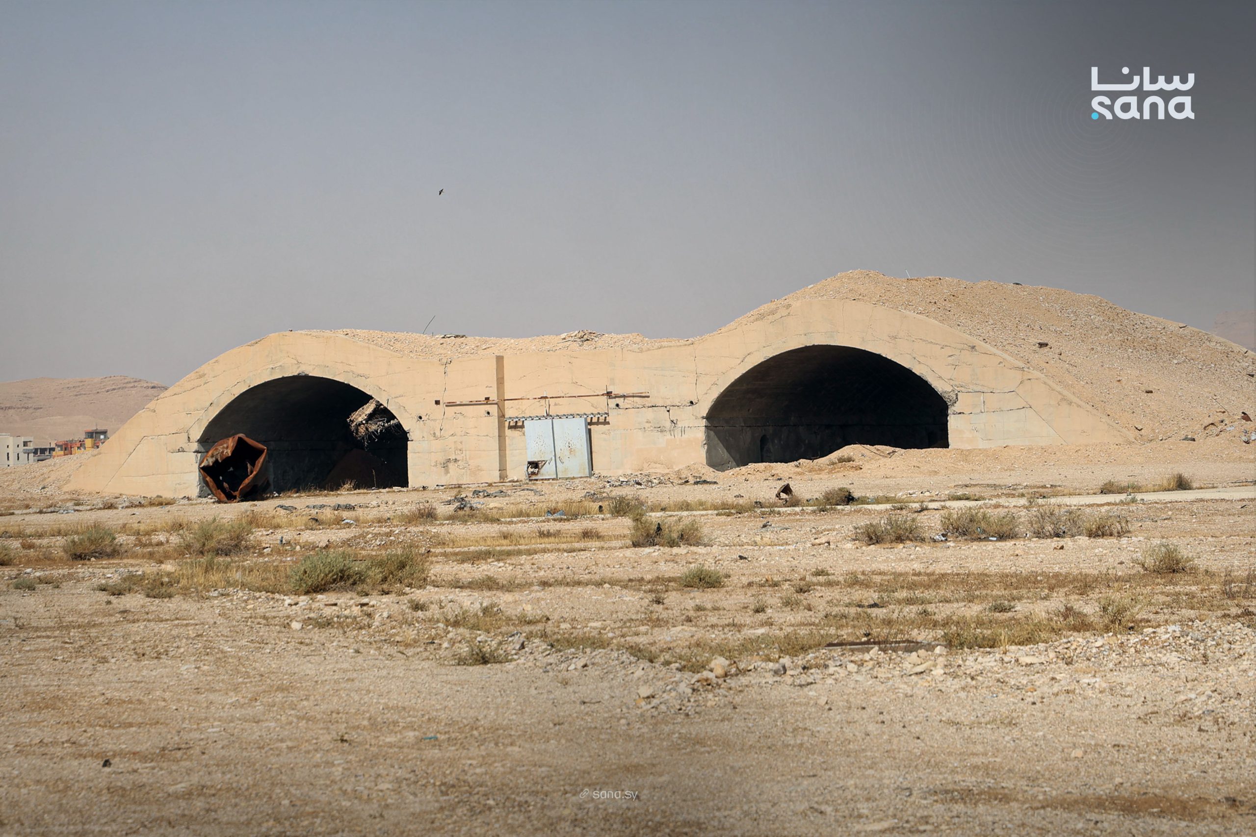ملاجئ الطائرات المحصنة في مطار تدمر بحالتها الراهنة خلال جولة الهيئة العامة للطيران المدني لتقييم تحويل المطار إلى مدني — تصوير: سانا