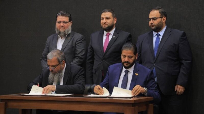 المصافحة عقب توقيع مذكرتي التفاهم في المدينة الصناعية بحسياء
